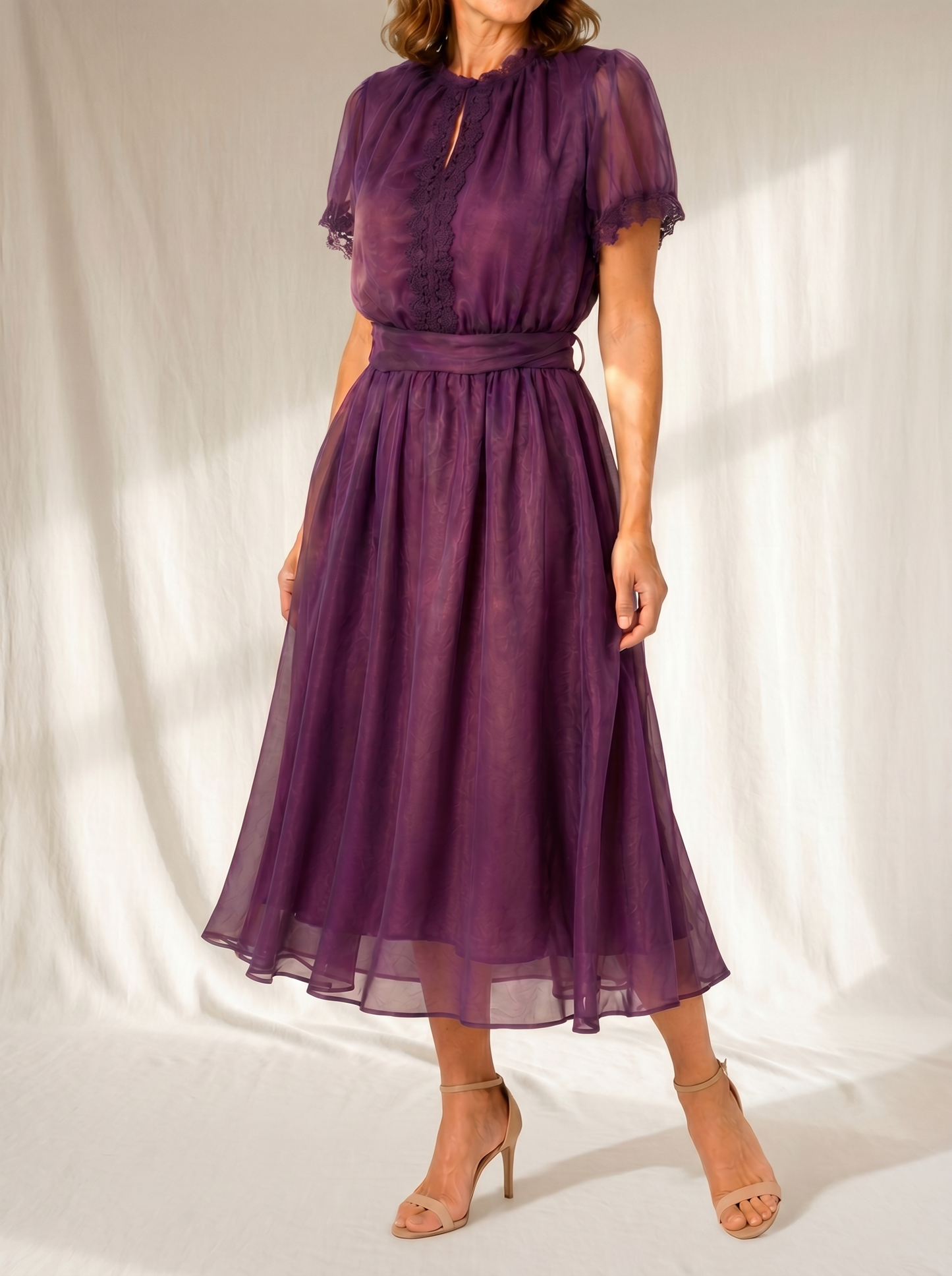 Flavia | Vestido Maxi con Escote de Gota y Detalles de Encaje en Chifón