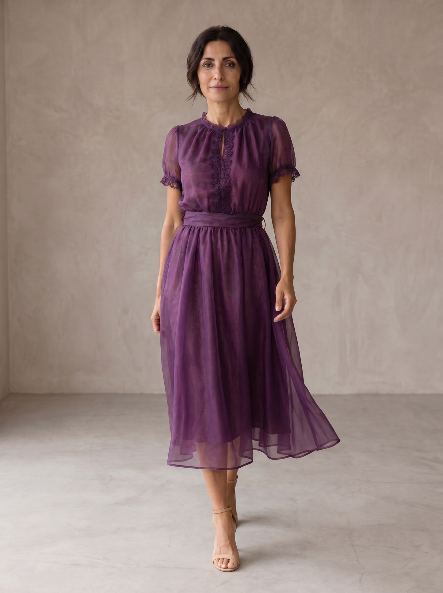 Flavia | Vestido Maxi con Escote de Gota y Detalles de Encaje en Chifón